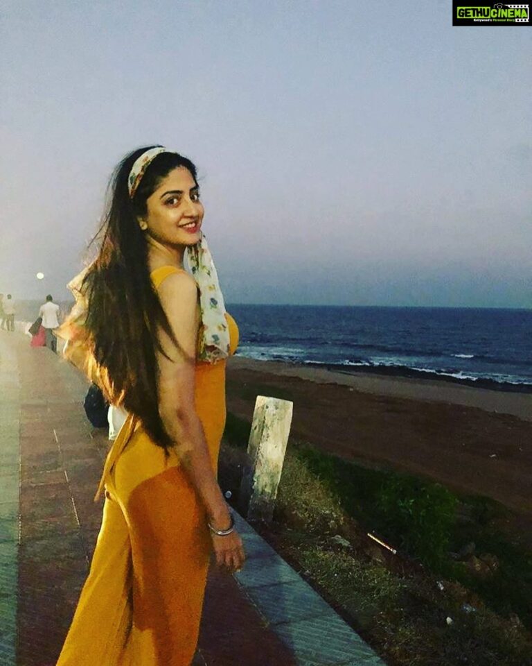 Poonam Kaur Instagram - #candid #today .....again ran outside to look at the moon n it’s beautiful reflection on the sea .....❤️ all that I love .... #poonamkaur