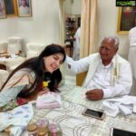 Poonam Kaur Instagram - The #realtransformers and #angels .... #bknirvair bhai Saab .... there is so so much to know about this amazing personality that I cannot just describe in words .... was wanting to see him for last four years .... his aura is #angelic ..... I feel so so blessed today .... thank u god ..... I know I am ur child ...#omshanti Mt.abu Rajsthan