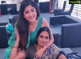 Poonam Kaur Instagram - Just met #nirbhayasmother #aashadevi .... I don’t want to express what she n her father expressed .... we all are only going to be disappointed.... but she still hopes she still is fighting .... I touched her feet but I really don’t know why m I living ... I am feeling small .... little ... useless n helpless.... and she still hopes ....SHE ANNOUNCED HER DAUGHTER NAME #JYOTHISINGH..... WHY SHOULD BE MY DAUGHTER ASHAMED THEY SHOULD BE ...