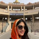 Poonam Kaur Instagram - A dream is coming true ...... crossing the #wagahborder for #interfaith #love #peace #humanity for #550thprakashpurb #gurunanakdevji #hindustan #pakistan ( bucket list ticked in a big way) “ waheguru ji ka Khalsa waheguru ji ki Fateh “ Wagah Border - India Pakistan Border