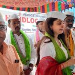 Poonam Kaur Instagram – #zerogstforhandlooms #kanchipuram #tamilnadu with varadan Garu ( padmashree awardee)and venkanna cheneta .  Keenly observed that the handloom clusters are around places with historical monuments of our country,hearing stories and learning more everyday,extremely glad to meet #vardan Garu who is a padmashree awardee serving the culture n craft community for years. 
#zerogstforhandlooms

#jaihind