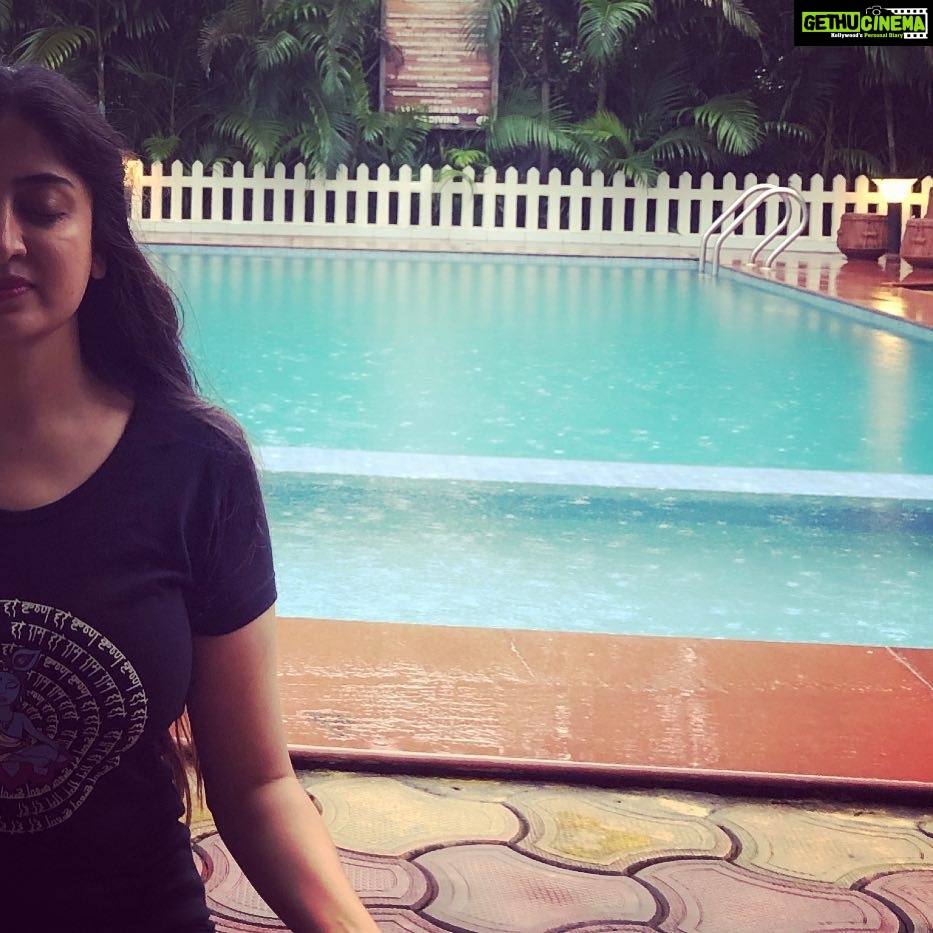 Poonam Kaur Instagram - ЁЯжЪ рдЕрде рдпреЛрдЧ рдЕрдиреБрд╢рд╛рд╕рдирдореН