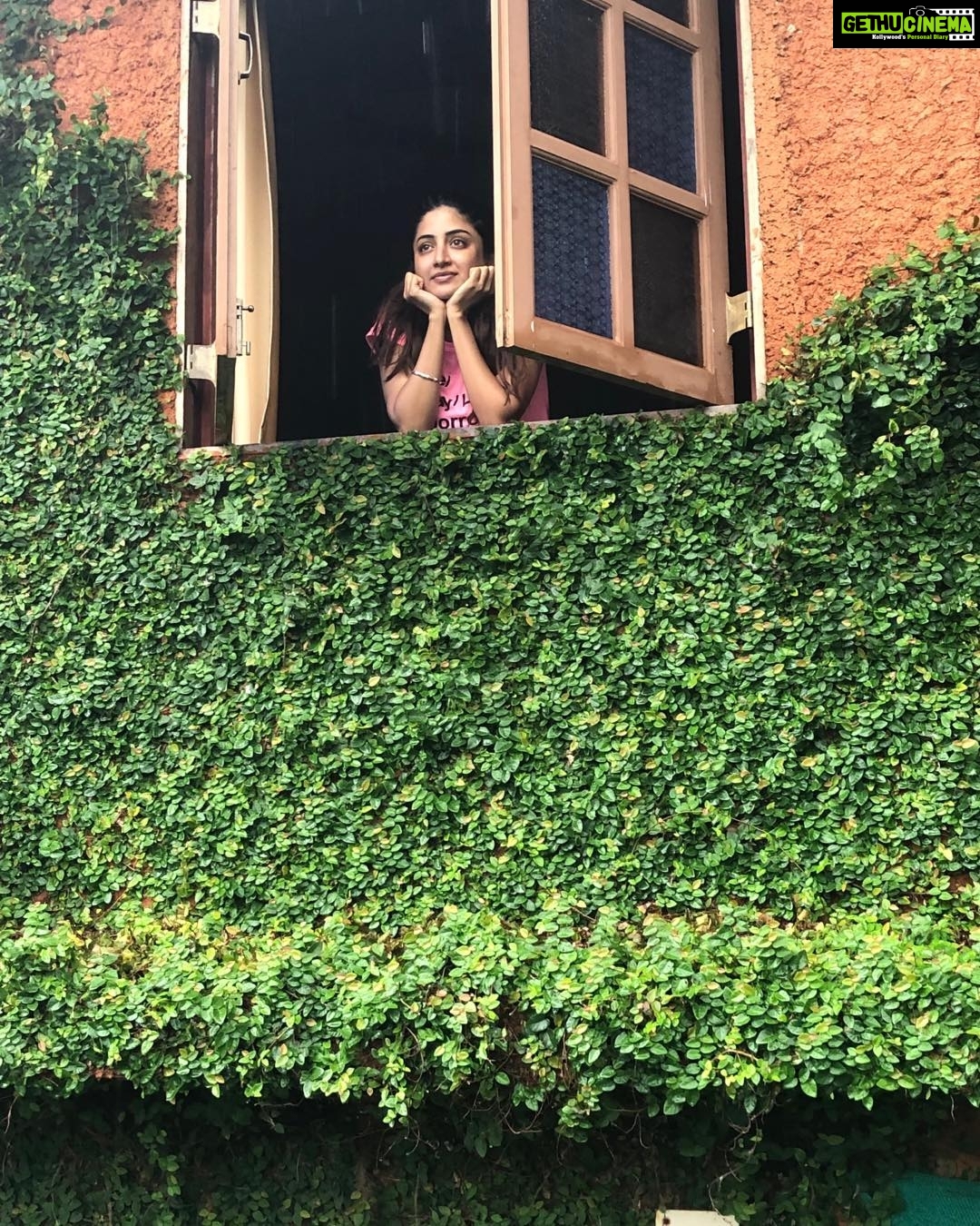 Poonam Kaur Instagram - Every adversity creates a window to infinity ....look closely .....#mondaymotivation #love #peace #lifewindows
