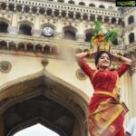 Poonam Kaur Instagram - Hyderabad has been a city na place where ppl have celebrated every festival with lot of love without any differences of caste and creed,prayed for the rains,water harvesting n4 happy crops ,absolutely enjoyed celebrating #bonalu at bhagyalakshmi temple at #charminar #JaiHind 🙏
