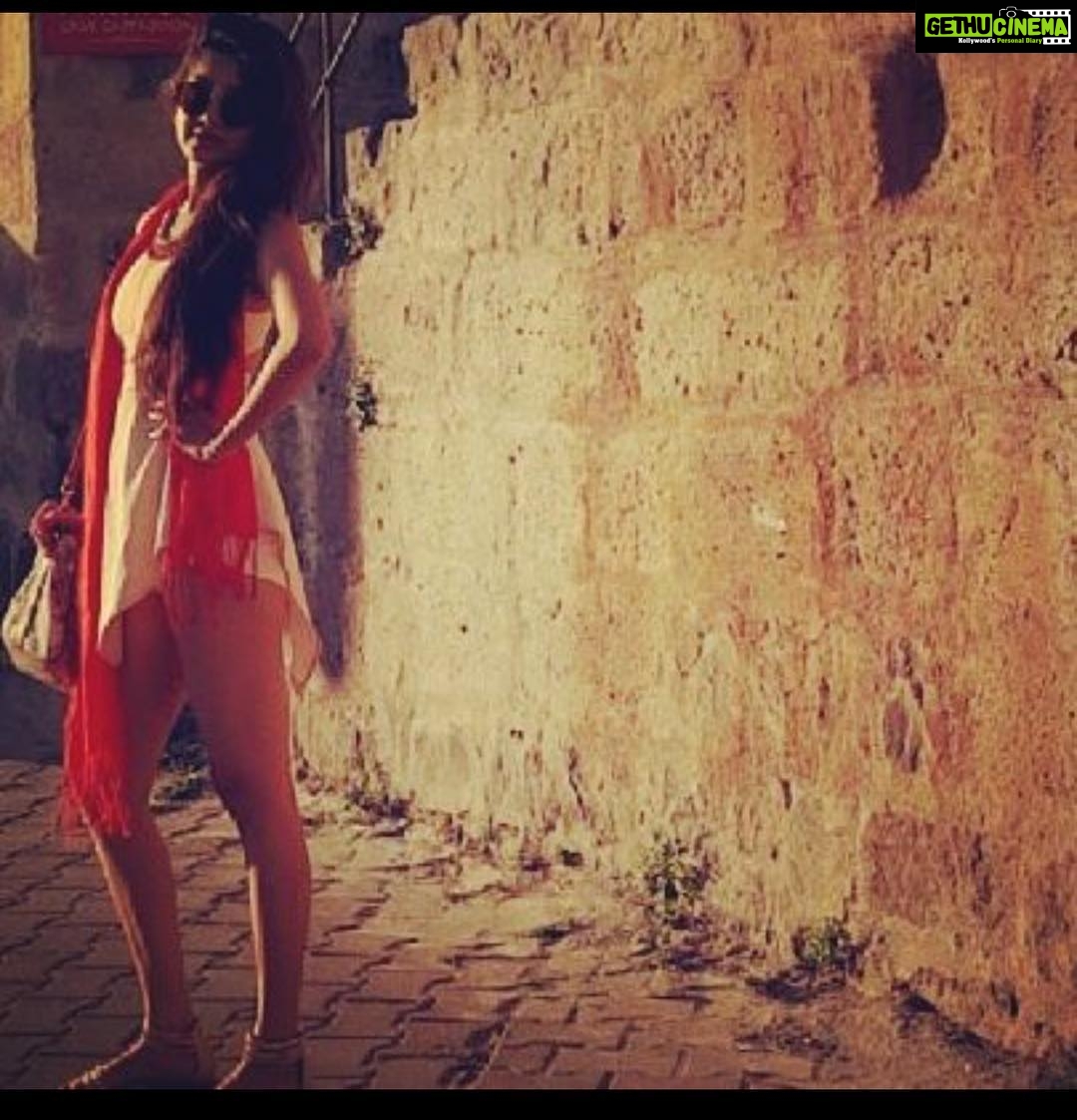 Poonam Kaur Instagram - When I travel 👠👒🎒👓