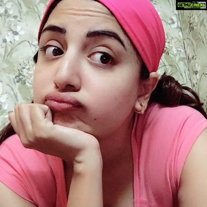 Poonam Kaur Instagram - Gol gol gaal Moti hogayi hoon mein ...,😖😖😖😖😖😖 Bhagwan yeh punjabi mothers sey bachaoooo ....💆💆💆💆🏃♀️🏃♀️🏃♀️