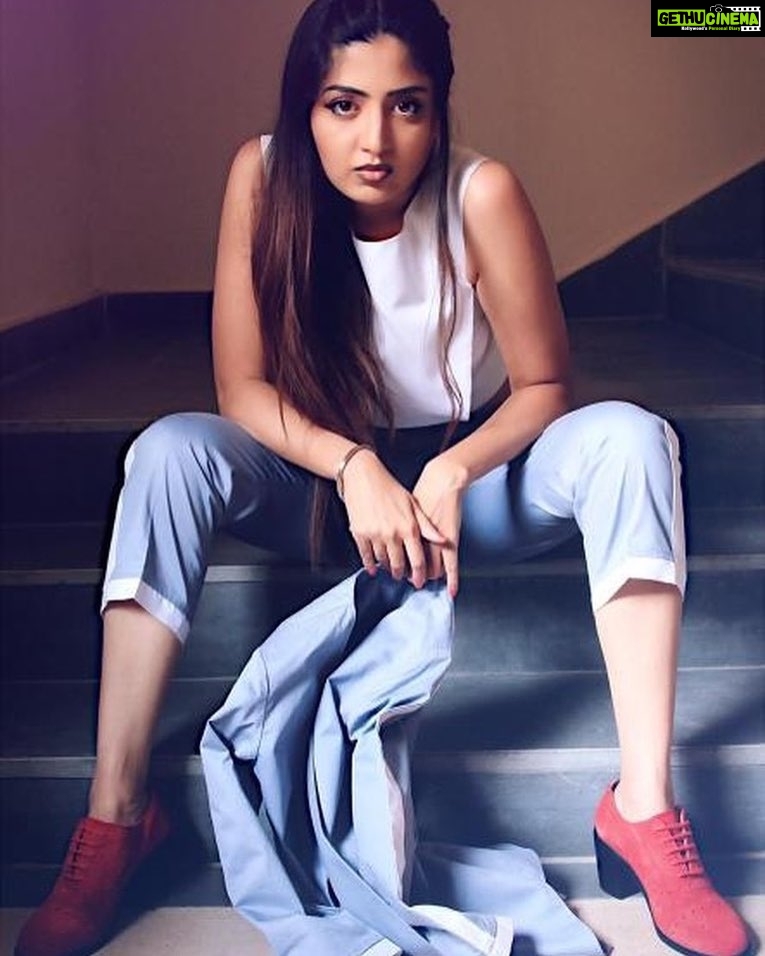 Poonam Kaur Instagram - “Show up in every single moment like you’re meant to be there” ————————————————— Styling @puunamkhaur Makeup & Hairstyle @shuchimakeupartist Brand @hi.lo.design Photography by @vclicksphactoryofficial ———————————————