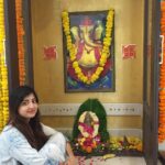 Poonam Kaur Instagram – सब शुभ कारज में पहले पूजा तेरी,
तुम बिना काम ना सरे, अरज सुन मेरी।
रिध सिध को लेकर करो भवन में फेरी
करो ऐसी कृपा नित करूँ मैं पूजा तेरी। गणेश चतुर्थी की शुभ कामनाएं! #ganeshchaturthi #myganesha