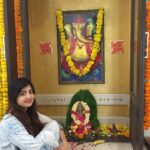 Poonam Kaur Instagram - सब शुभ कारज में पहले पूजा तेरी, तुम बिना काम ना सरे, अरज सुन मेरी। रिध सिध को लेकर करो भवन में फेरी करो ऐसी कृपा नित करूँ मैं पूजा तेरी। गणेश चतुर्थी की शुभ कामनाएं! #ganeshchaturthi #myganesha