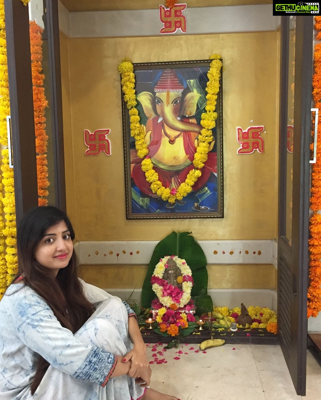 Poonam Kaur Instagram - सब शुभ कारज में पहले पूजा तेरी, तुम बिना काम ना सरे, अरज सुन मेरी। रिध सिध को लेकर करो भवन में फेरी करो ऐसी कृपा नित करूँ मैं पूजा तेरी। गणेश चतुर्थी की शुभ कामनाएं! #ganeshchaturthi #myganesha