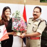 Poonam Kaur Instagram - Thanked #telengana #DGP #MAHENDERREDDY Garu and discussed aspect of safety n security for the youth of the state .... #gratitude is important for such #realheros ....
