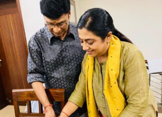 Poornima Bhagyaraj Instagram - 37 years of a beautiful life with a wonderful human being. Love you so much❤️