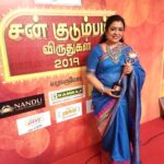 Poornima Bhagyaraj Instagram - My first award from @suntv for Kanmani 😊 This beautiful neckpiece n earrings from @rimliboutique 😍 thank u