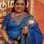 Poornima Bhagyaraj Instagram - My first award from @suntv for Kanmani 😊 This beautiful neckpiece n earrings from @rimliboutique 😍 thank u