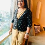 Poornima Bhagyaraj Instagram - Gold & Black theme ! Saree n jacket created by my team @poornima_bhagyaraj 💛 Accessories by @rimliboutique thank you 💛