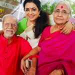 Poornima Bhagyaraj Instagram - #Diwalicelebration 😍 with @suhasinihasan n family