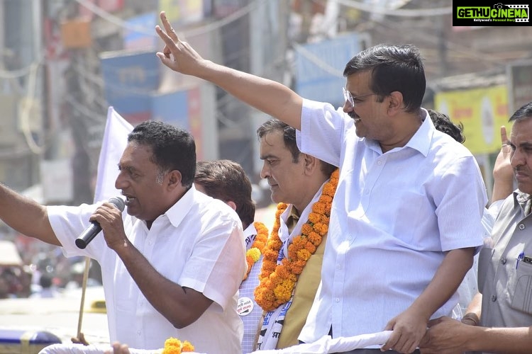 Prakash Raj Instagram - Alternative politics is the key to have a better India. Prakash Raj with Arvind Kejriwal today in Delhi doing a road show in support of #balbirsinghjakhar from west delhi constituency #delhiwithkejriwal #loksabha2019 #elections2019 #aap #aamaadmiparty #delhi #delhielections #prakashraj #arvindkejriwal #manishsisodia #atishi #atishimarlena #delhiwitharvindkejriwal