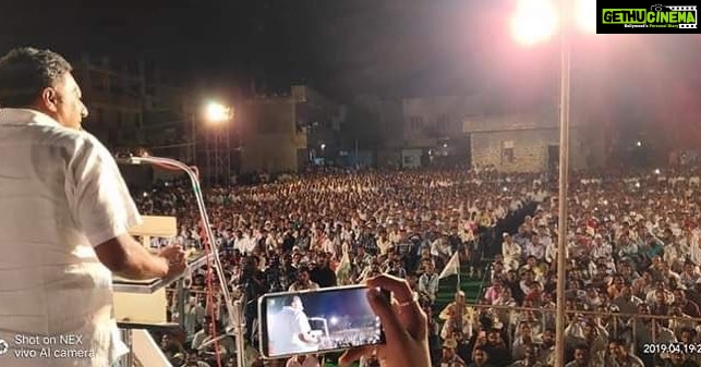 Prakash Raj Instagram - After campaigning in support of farmers voice @rajushetti in Islampur/Maharashtra last night ..reached Patna..Bihar..driving down to Begusarai to campaign for @kanhaiyakumar THE YOUNG VOICE OF THE NATION...the journey to empower #citizensvoice in parliament continues .. 💪💪