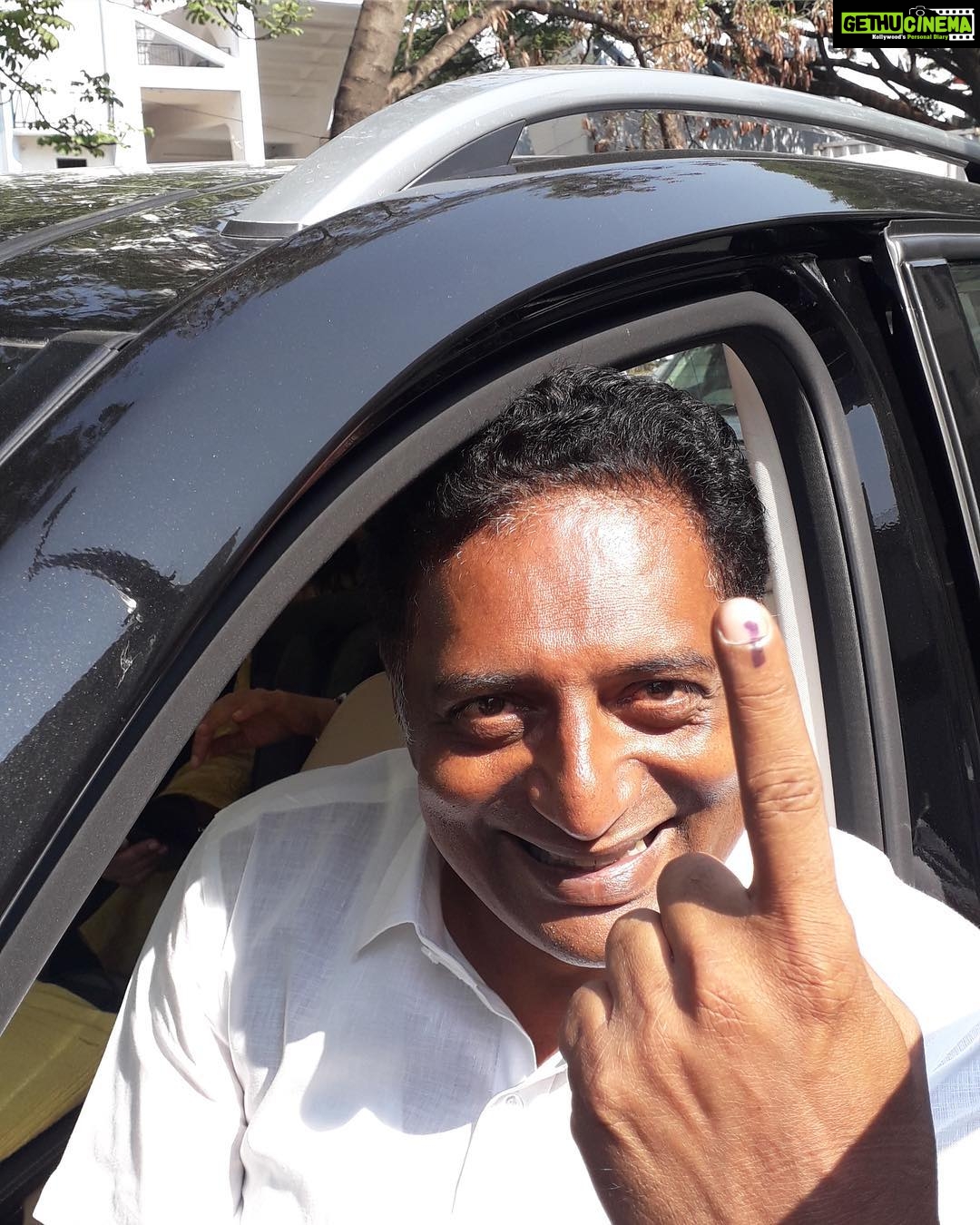 Prakash Raj Instagram - He voted ! Did you ? Kindly go and vote . Vote for democracy , vote if you are tired with your system and want to bring in change with this country ! Vote for your right MP so he can choose a right PM for you ! #bangalorecentral #independentcandidate #whistlegevotehaaki #serialno14 Bangalore, India