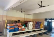 Prakash Raj Instagram - #COVID2019india ..#kuchkarona Feeding 250 homeless..daily wage workers at Kovalam every day ..it’s not just Govt’s RESPONSIBILITY.. its OURS too. Let’s celebrate humanity. #JustAsking 🙏 please help one family around you .. a #prakashrajfoundation #scopeenterpise initiative