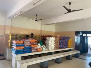 Prakash Raj Instagram - #COVID2019india ..#kuchkarona Feeding 250 homeless..daily wage workers at Kovalam every day ..it’s not just Govt’s RESPONSIBILITY.. its OURS too. Let’s celebrate humanity. #JustAsking 🙏 please help one family around you .. a #prakashrajfoundation #scopeenterpise initiative