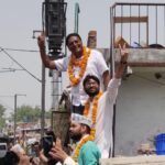 Prakash Raj Instagram - As My campaign for #AamAadmi #citizensvoice in parliament with @jigneshmevani80 @ReallySwara @GulPanag and many more ends..CITIZENS of Delhi bless me and assure me that they WILL empower and ensure @AamAadmiParty @ArvindKejriwal THE WINDS OF CHANGE is HERE FOR SURE.. JAI HIND