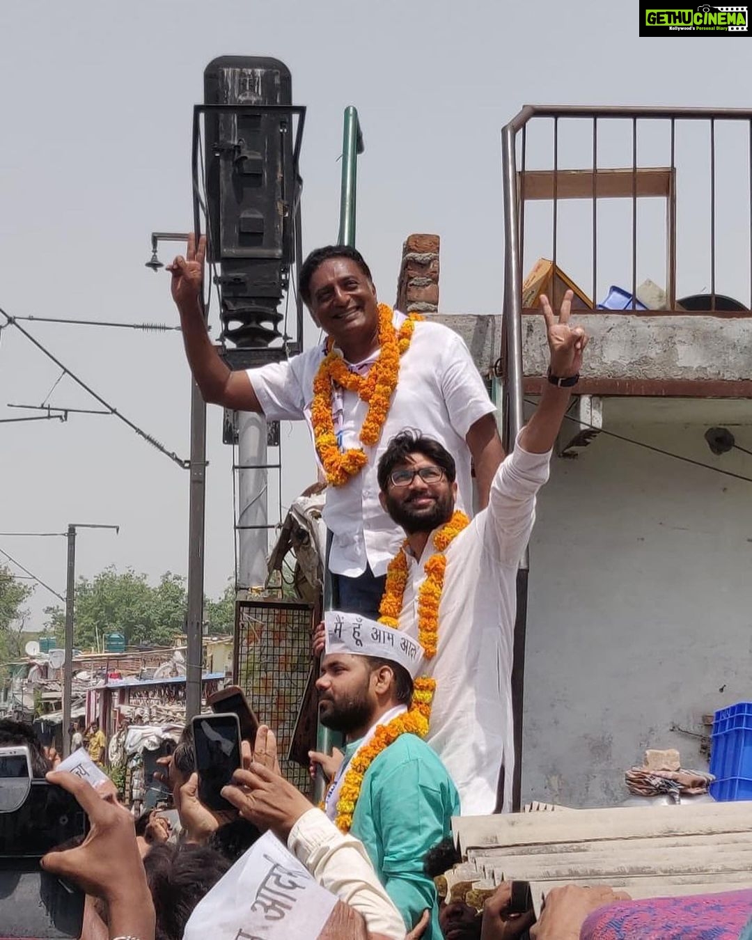 Prakash Raj Instagram - As My campaign for #AamAadmi #citizensvoice in parliament with @jigneshmevani80 @ReallySwara @GulPanag and many more ends..CITIZENS of Delhi bless me and assure me that they WILL empower and ensure @AamAadmiParty @ArvindKejriwal THE WINDS OF CHANGE is HERE FOR SURE.. JAI HIND
