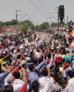 Prakash Raj Instagram - As My campaign for #AamAadmi #citizensvoice in parliament with @jigneshmevani80 @ReallySwara @GulPanag and many more ends..CITIZENS of Delhi bless me and assure me that they WILL empower and ensure @AamAadmiParty @ArvindKejriwal THE WINDS OF CHANGE is HERE FOR SURE.. JAI HIND