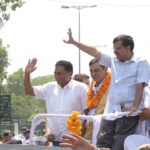 Prakash Raj Instagram - Alternative politics is the key to have a better India. Prakash Raj with Arvind Kejriwal today in Delhi doing a road show in support of #balbirsinghjakhar from west delhi constituency #delhiwithkejriwal #loksabha2019 #elections2019 #aap #aamaadmiparty #delhi #delhielections #prakashraj #arvindkejriwal #manishsisodia #atishi #atishimarlena #delhiwitharvindkejriwal