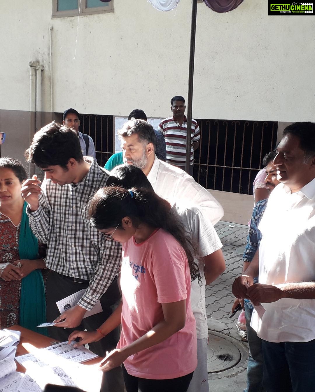 Prakash Raj Instagram - He voted ! Did you ? Kindly go and vote . Vote for democracy , vote if you are tired with your system and want to bring in change with this country ! Vote for your right MP so he can choose a right PM for you ! #bangalorecentral #independentcandidate #whistlegevotehaaki #serialno14 Bangalore, India