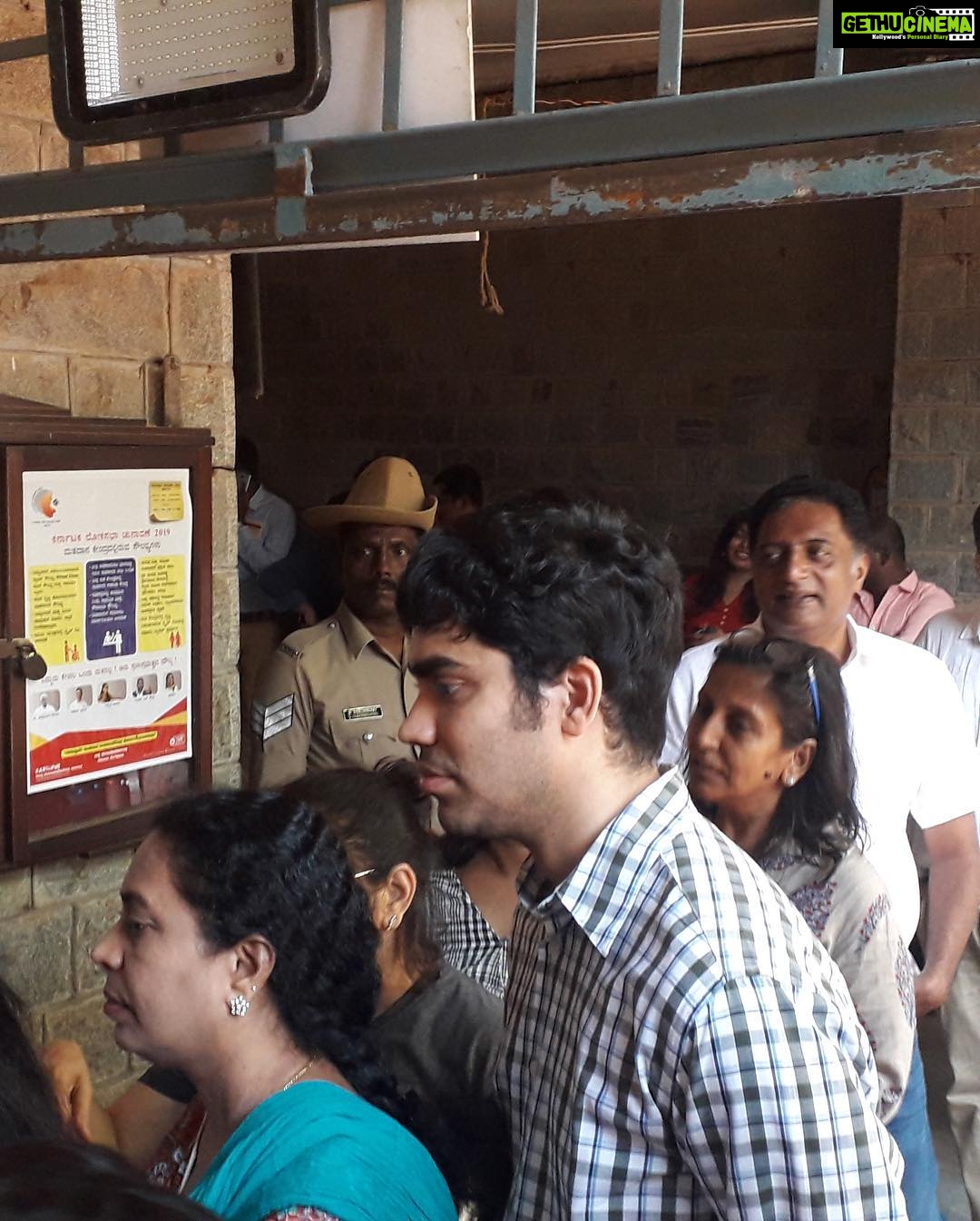 Prakash Raj Instagram - He voted ! Did you ? Kindly go and vote . Vote for democracy , vote if you are tired with your system and want to bring in change with this country ! Vote for your right MP so he can choose a right PM for you ! #bangalorecentral #independentcandidate #whistlegevotehaaki #serialno14 Bangalore, India