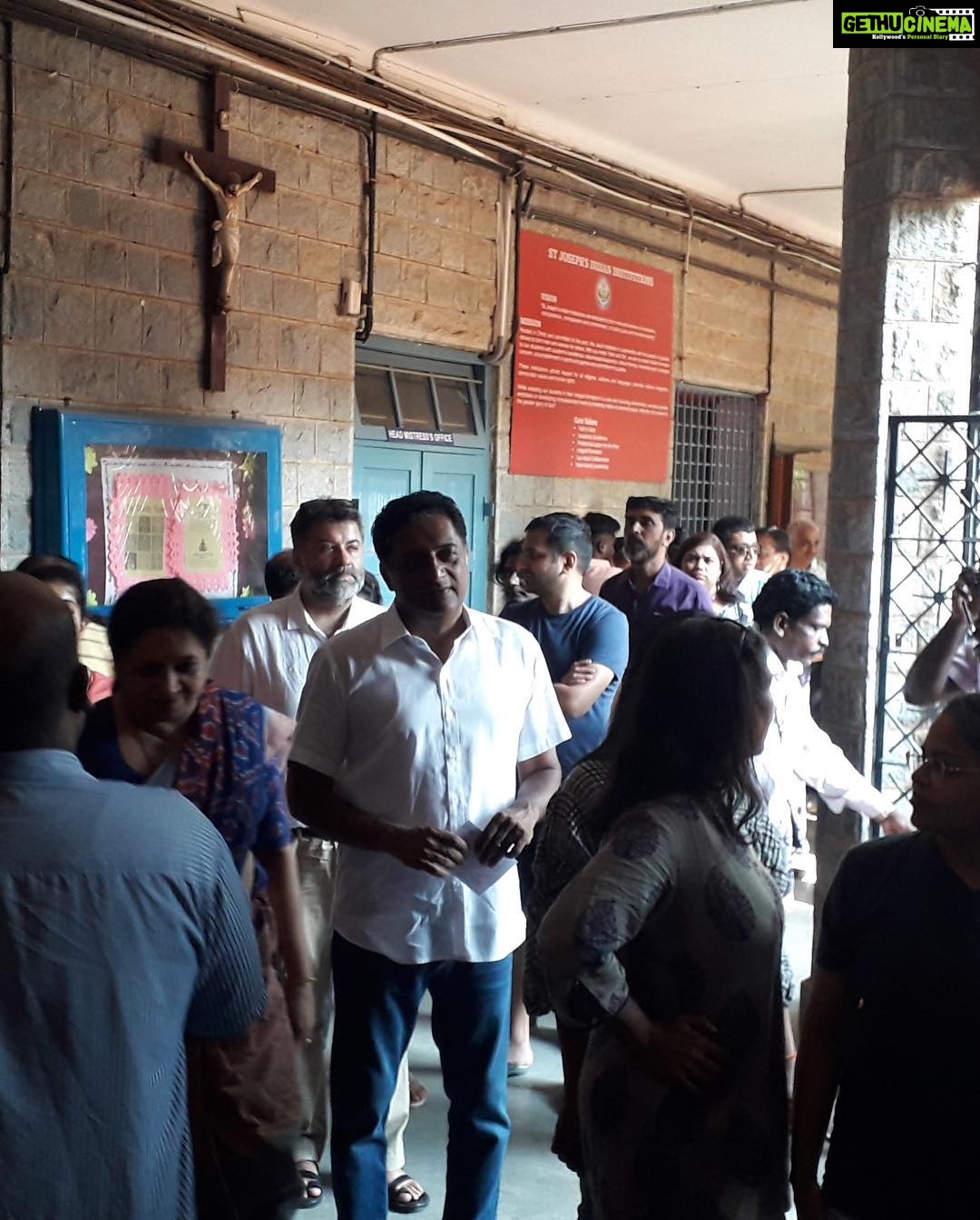 Prakash Raj Instagram - He voted ! Did you ? Kindly go and vote . Vote for democracy , vote if you are tired with your system and want to bring in change with this country ! Vote for your right MP so he can choose a right PM for you ! #bangalorecentral #independentcandidate #whistlegevotehaaki #serialno14 Bangalore, India