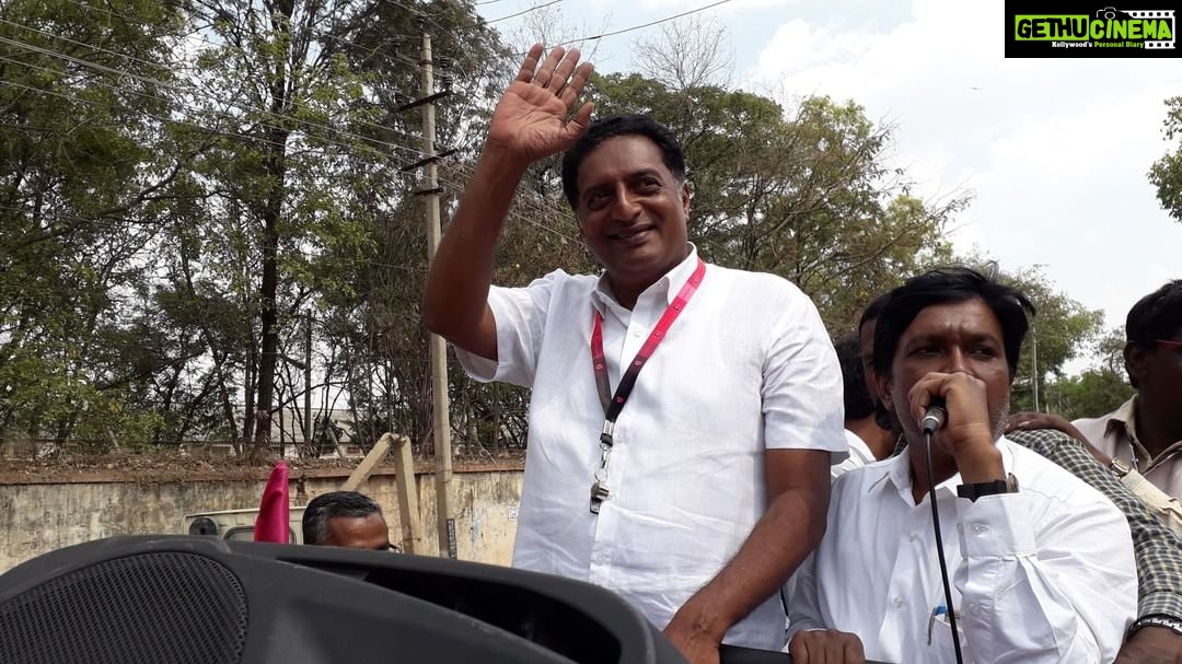 Prakash Raj Instagram - BANGALORE central - it takes one man to start a revolution ,nothing is impossible ..it has happened before it will happen again ! This time let’s believe that we together can bring change ! Unless you try- you can’t achieve it ! Together let’s Send a right candidate , a right representative of our voice in the Parliament ! Think Maadi Vote Maadi !
