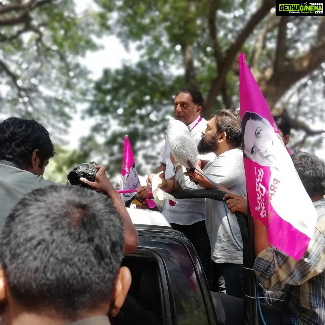 Prakash Raj Instagram - Campaign rally begins ... self made person , inspiration to many who dream. power of a common man who turned into a a super star and now coming back to serve his people. #WhiseGeVoteHaaki Serial no 14 Tv9 Channel Kannada