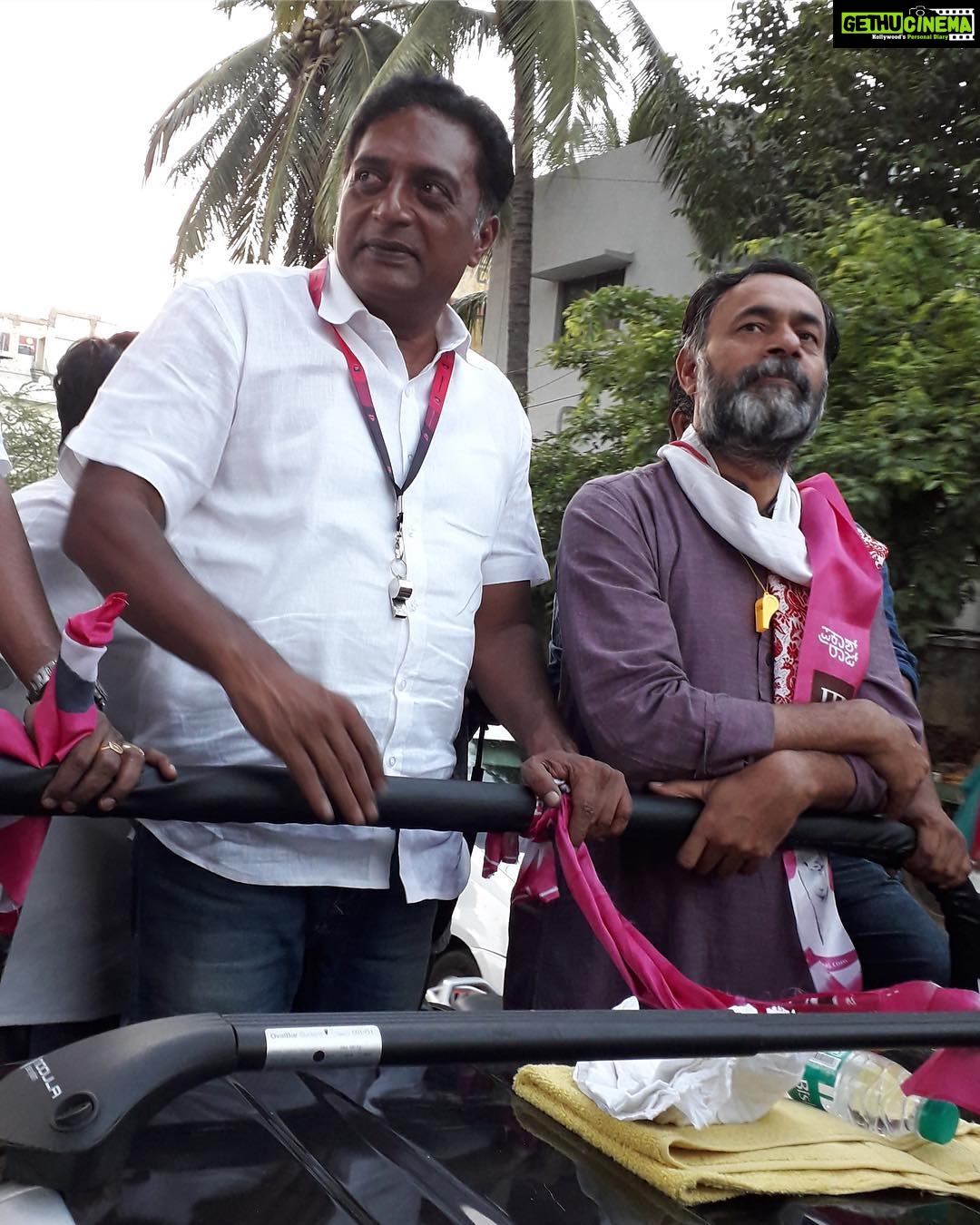 Prakash Raj Instagram - Thanks to #swarajindia leader #yogendrayadav to come and support Prakash Raj today at the campaign at Mahadevpura constituency today 🙏🏻