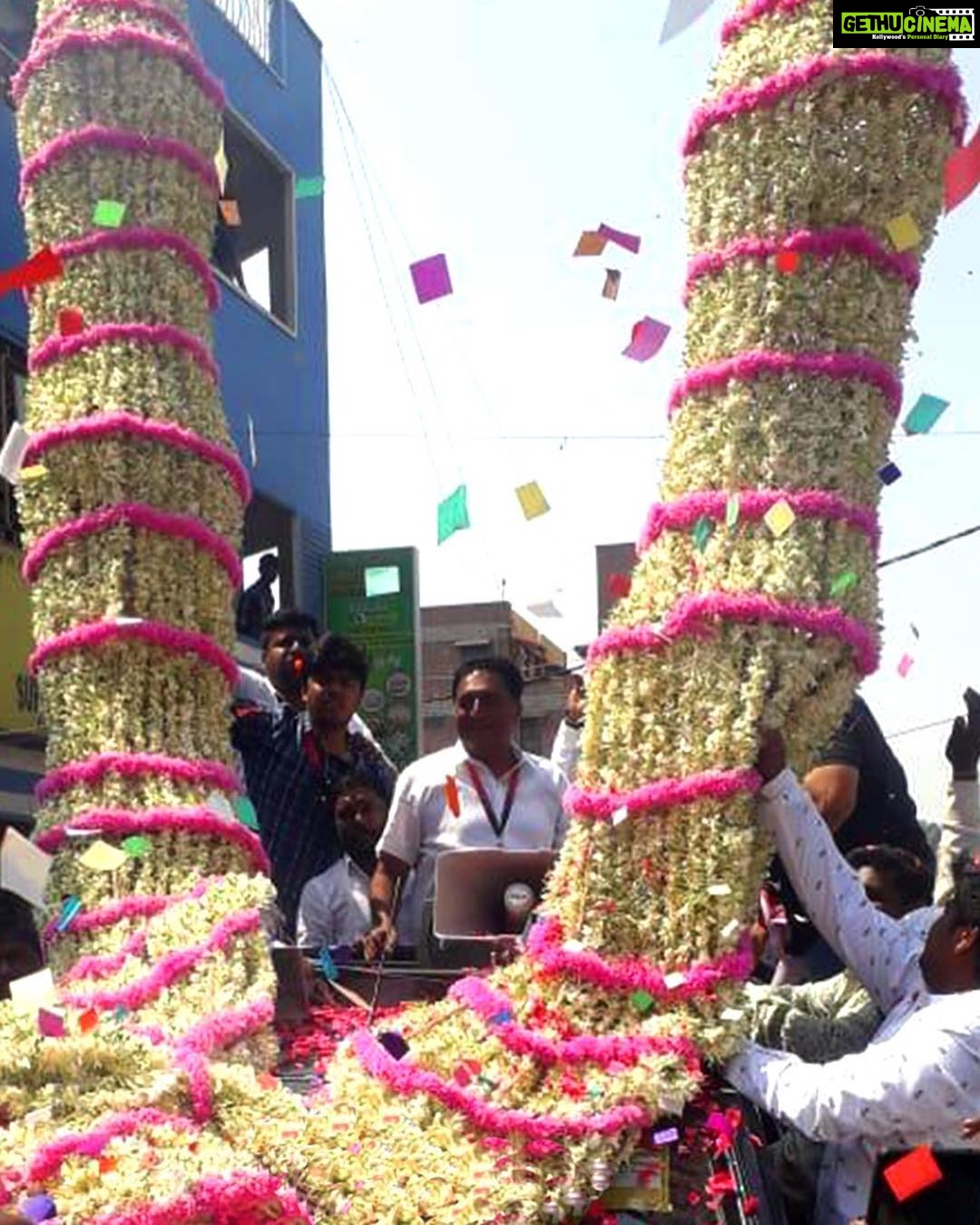 Prakash Raj Instagram - ಜನರ ನಡುವಿನಿಂದ ಬಂದ ನಾಯಕ ,ಯಾವಗಲೂ ಜನರ ಹೃದಯದಲ್ಲಿರುತ್ತಾನೆ . #ಕನ್ನಡದ_ಹೆಮ್ಮೆಯ ಪ್ರತಿಭಾನ್ವಿತ ನಟ , ಚಿಂತಕ ಪ್ರಕಾಶ್ರಾಜ್ಗೆ ಬೆಂಗಳೂರು ಕೇಂದ್ರದ ಮತದಾರರಿಂದ ಪು಼ಷ್ಫಮಾಲೆಯ ಮೂಲಕ ಅಭಿನಂದನೆ ಸಲ್ಲಿಸುತ್ತಿರುವುದು. #ವಿಷಲ್ಗೆ_ಮತ_ಹಾಕಿ #ಪ್ರಕಾಶ್_ರಾಜ್ #ನಮ್ಮ_ನಾಯಕ #ಜನರ_ಧ್ವನಿ #ಕನ್ನಡದ_ಹೆಮ್ಮೆ Prakash Raj at the rally in Gandhinagar last morning-what an overwhelming response!! Our hearty thanks to everyone who came through to show your support! Here's to a leader who will never let you down. We are all with you sir, let us march to the Parliament. Vote for Prakash Raj. #WhistlegeVoteHaaki #serialnumber14 Bangalore, India