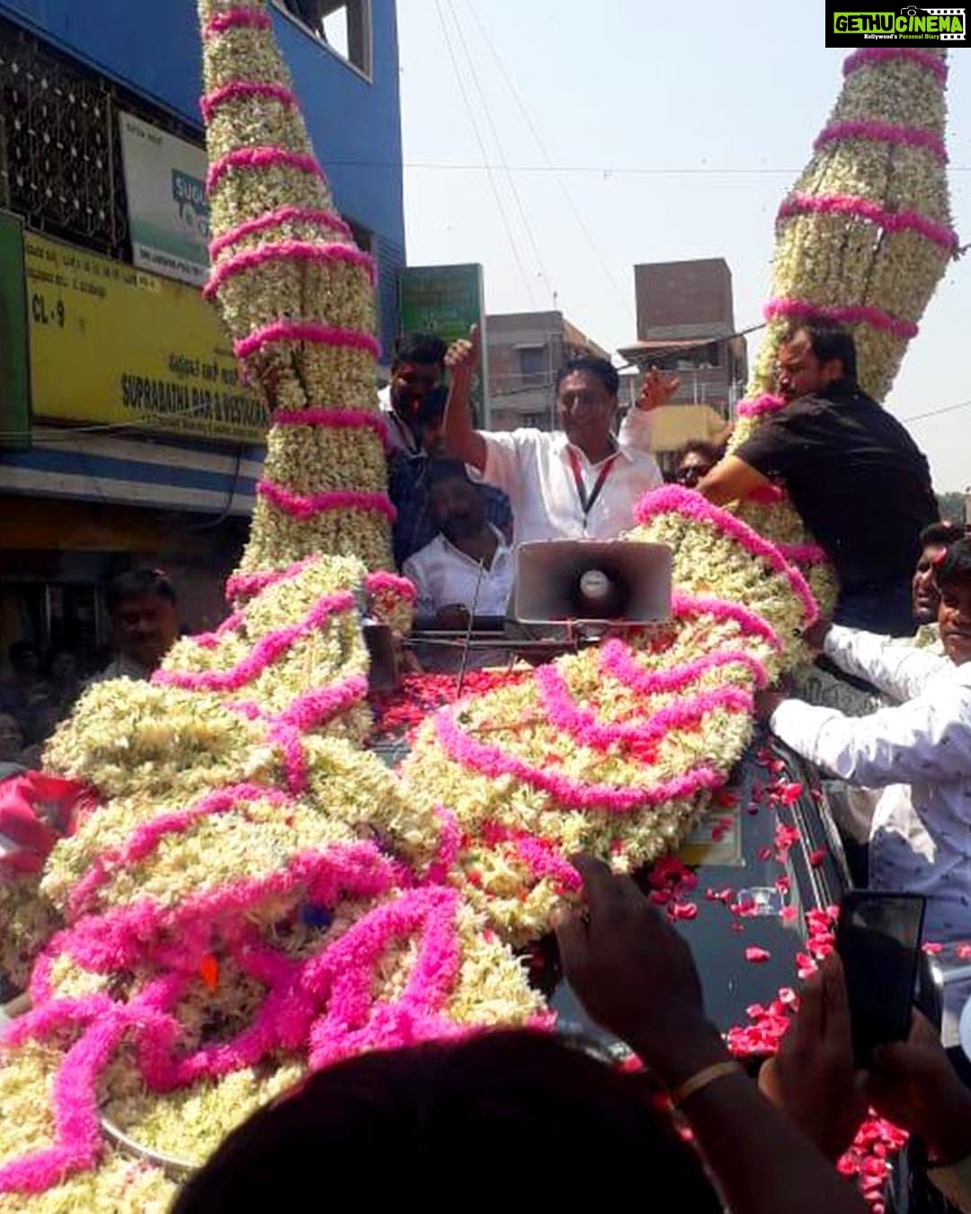 Prakash Raj Instagram - ಜನರ ನಡುವಿನಿಂದ ಬಂದ ನಾಯಕ ,ಯಾವಗಲೂ ಜನರ ಹೃದಯದಲ್ಲಿರುತ್ತಾನೆ . #ಕನ್ನಡದ_ಹೆಮ್ಮೆಯ ಪ್ರತಿಭಾನ್ವಿತ ನಟ , ಚಿಂತಕ ಪ್ರಕಾಶ್ರಾಜ್ಗೆ ಬೆಂಗಳೂರು ಕೇಂದ್ರದ ಮತದಾರರಿಂದ ಪು಼ಷ್ಫಮಾಲೆಯ ಮೂಲಕ ಅಭಿನಂದನೆ ಸಲ್ಲಿಸುತ್ತಿರುವುದು. #ವಿಷಲ್ಗೆ_ಮತ_ಹಾಕಿ #ಪ್ರಕಾಶ್_ರಾಜ್ #ನಮ್ಮ_ನಾಯಕ #ಜನರ_ಧ್ವನಿ #ಕನ್ನಡದ_ಹೆಮ್ಮೆ Prakash Raj at the rally in Gandhinagar last morning-what an overwhelming response!! Our hearty thanks to everyone who came through to show your support! Here's to a leader who will never let you down. We are all with you sir, let us march to the Parliament. Vote for Prakash Raj. #WhistlegeVoteHaaki #serialnumber14 Bangalore, India