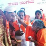 Prakash Raj Instagram - #ಶರಣರ_ಬರುವೆಮಗೆ_ಪ್ರಾಣ_ಜೀವಾಳವಯ್ಯ #ಎಮ್ಮವರು_ಬೆಸಗೊಂಡಾಡೆ_ ಶುಭಲಗ್ನವೆನ್ನಿರಯ್ಯ ಇಂದು ಬೆಂಗಳೂರಿನ ಬಸವಮಂಟಪದಲ್ಲಿ ಅಲ್ಲಮ‌ ಪ್ರಭುಗಳ ಜಯಂತಿಯಲ್ಲಿ ಭಾಗವಹಿಸಿದ ಪ್ರಕಾಶ್‌ರಾಜ್ ರನ್ನು ರಾಷ್ಟ್ರೀಯ ಬಸವ ದಳದಿಂದ ಅಭಿನಂದಿಸಲಾಯಿತು. 12ನೇ ಶತಮಾನದಲ್ಲಿ #ಮಹಾಮನೆ ಪರಿಕಲ್ಪನೆಯ ಕುರಿತು ಸಂವಾದ ನಡೆಸಲಾಯಿತು #ನಮ್ಮ_ಬಸವಣ್ಣ #ವೈಚಾರಿಕತೆ #ಮಹಾಮನೆ #ಬಸವ_ಮಂಟಪ #ಪ್ರಕಾಶ್‌ರಾಜ್ #ನಮ್ಮ_ನಾಯಕ Bangalore, India