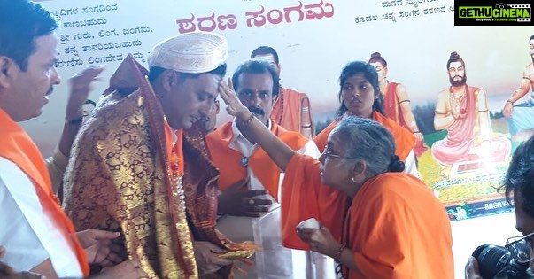 Prakash Raj Instagram - Visited Sharana Sangama today, took their blessings. Everyone present are on same view that both the national parties have failed in raising the issues pertaining to the community, time for CHANGE & change is HERE. #ThinkMaadiVoteMaadi #citizensvoice in #parliament 4m #bengalurucentral this #LokSabhaElections2019 #rajajinagar Bangalore, India