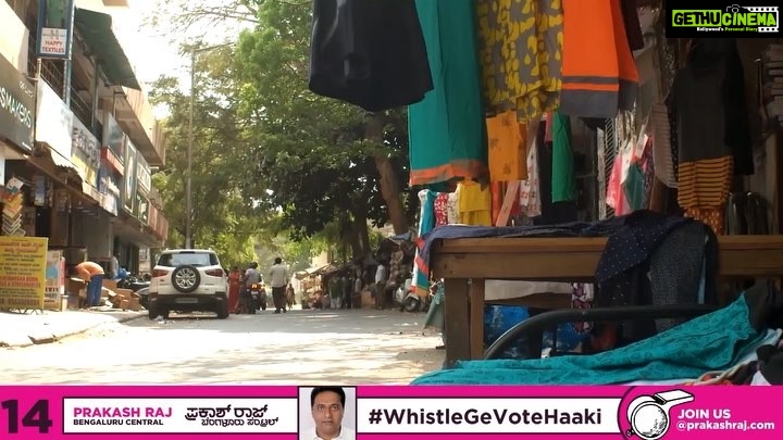 Prakash Raj Instagram - ದೇಶ ನಿಮ್ಮಕೈಗಳಲ್ಲಿದೆ. ನಿಮಗೆ ಮತ ಚಲಾಯೊಸುವ ಅಧಿಕಾರ ಇದೆ. ಸರಿಯಾಗಿ ಯೋಚಿಸಿ, ಸರಿಯಾದ ಅಭ್ಯರ್ಥಿಯನ್ನು ಆರಿಸಿ. ನಿಮ್ಮ ಅಭ್ಯರ್ಥಿ ನಿಮ್ಮ ಪ್ರತಿನಿಧಿಯಾಗಿರಬೇಕು, ಇನ್ನಾವುದೋ ಪಕ್ಷದ ಪ್ರತಿನಿಧಿಯಲ್ಲ!! #Prakashraj #WhistlegeVoteHaaki #VoteforWhistle #thinkmaadivotemaadi #chaloparliament #citizensvoice #changeisachoice #WhistlegeVoteHaaki #VoteforPrakashRaj #whistleblower #shivajinagar #shantinagar #cvrramannagar #rajajinagar #gandhinagar #mahadevpura #sarvagnanagar #chamarajpet #bangalorecentral Bangalore, India