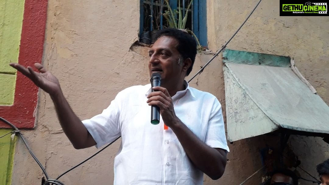 Prakash Raj Instagram - https://www.thehindu.com/elections/lok-sabha-2019/karnataka-is-gearing-up-for-alternative-politics-prakash-raj/article26715121.ece #WhistleGeVoteHaaki #chaloparliament #citizensvoice #thinkmaadivotemaadi #savedemocracy #independentcandidate #bangalorecentral To support us give us a missed call on 7412-931-931 Or log on to www.prakashraj.com Join link- bit.ly/joinPrakashraj