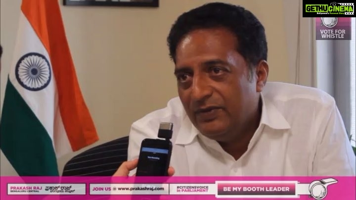 Prakash Raj Instagram - Have u heard any leader talking with this sense !!! Time to have educated leaders and start cleaning our politics ! Stand by us. Vote for whistle . Let’s be the whistle blowers of these dirty politicians #citizensvoice #voiceoftheelection #loksabha 2019 #prakashraj #independentcandidate for #bangalorediaries #bangalorecentral Bangalore, India