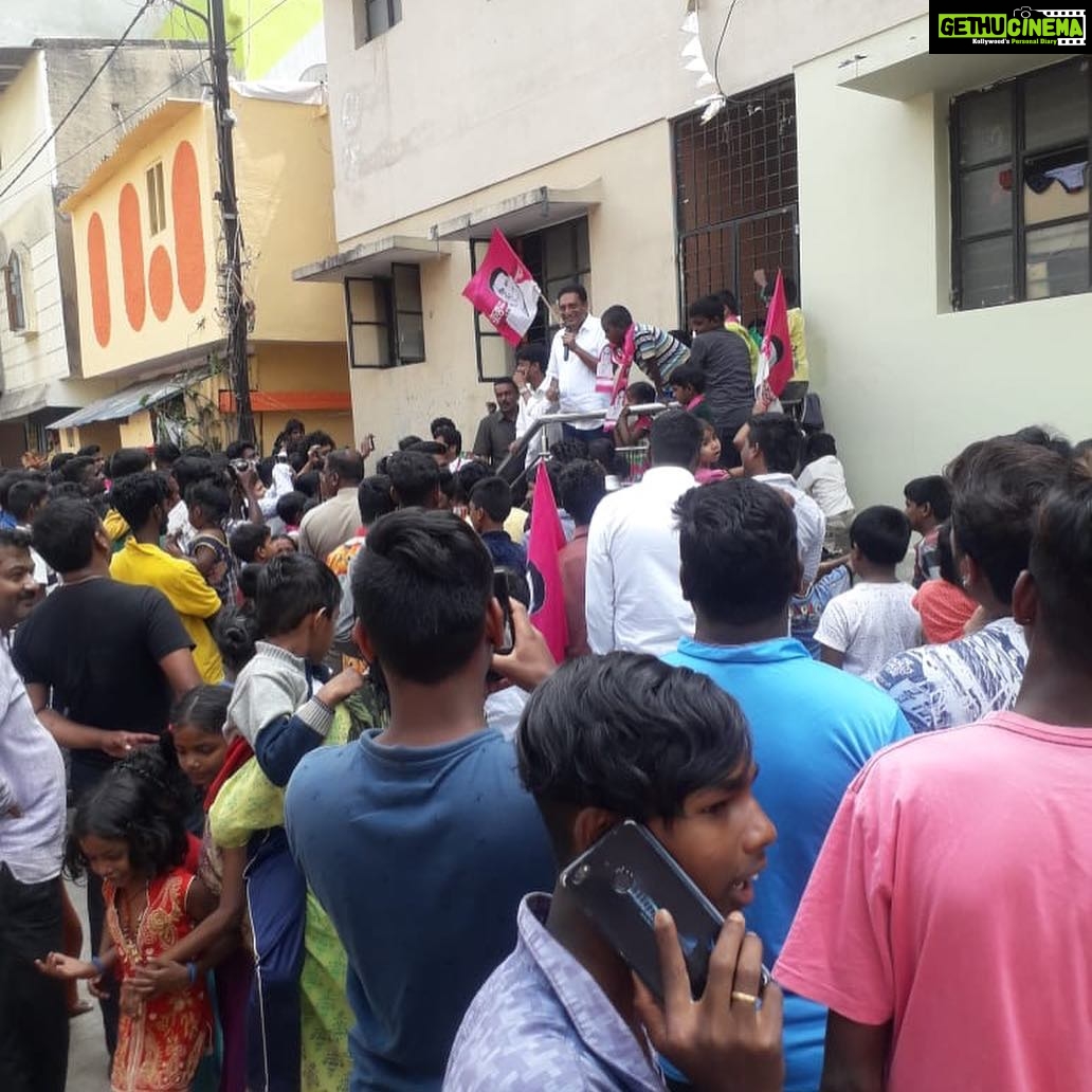 Prakash Raj Instagram - Interacting one to one with the people of Shivaji Nagar, hearing them out and assuring them that he ll be back very soon to sort out all their problems. They loved their fav actor and now a fav leader being among them and coming upfront to help the people. #bangalorecentral #independentcandidate #whistlegevotehaaki #WhistlegeVoteHaaki #prakashrajforbangalorecentral #bangalore_insta #shivajinagar #support Shivajinagar, Bangalore