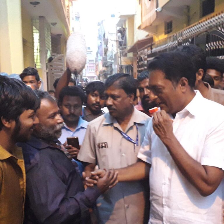 Prakash Raj Instagram - Interacting one to one with the people of Shivaji Nagar, hearing them out and assuring them that he ll be back very soon to sort out all their problems. They loved their fav actor and now a fav leader being among them and coming upfront to help the people. #bangalorecentral #independentcandidate #whistlegevotehaaki #WhistlegeVoteHaaki #prakashrajforbangalorecentral #bangalore_insta #shivajinagar #support Shivajinagar, Bangalore