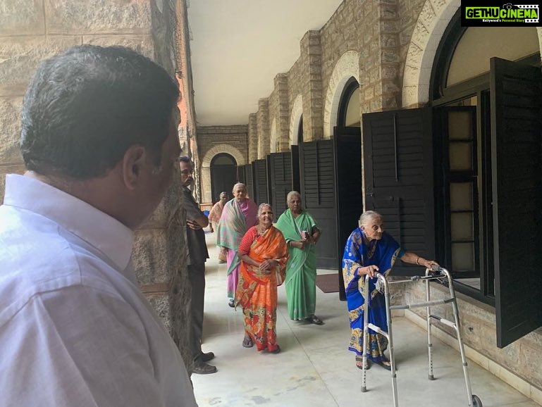 Prakash Raj Instagram - Prakash Raj celebrating his birthday by visiting Little sisters of Poor It’s a Home for the aged.🏠 #blessings #birthday #bestwaytostarttheday #bangalore #littlesistersofpoor #hosur Bangalore, India