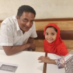 Prakash Raj Instagram - Prakashraj with his little fan🤗 we need a leader like him who is loved by all. #positivity #happiness #realacchedin #citizensright #citizensvoice #chaloparliament #thinkmaadivotemaadi