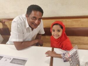 Prakash Raj Instagram - Prakashraj with his little fan🤗 we need a leader like him who is loved by all. #positivity #happiness #realacchedin #citizensright #citizensvoice #chaloparliament #thinkmaadivotemaadi
