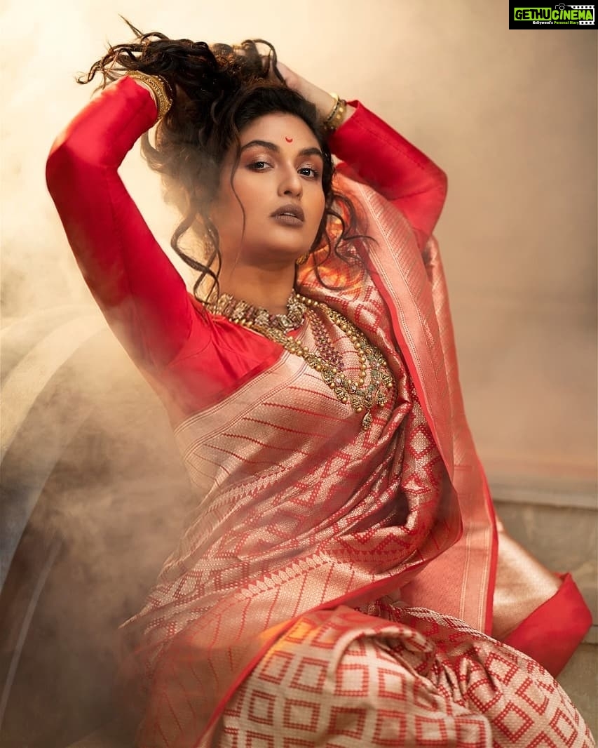 Prayaga Martin Instagram - A Woman is born! Styling : @soorajskofficial Photography: @anupchacko Content : @a_menen_k Make up: @_aishwarya_karayil Saree: @itiha.india Jewellery: @sangeetha916gold Asst stylist : @therealpiya Retouch: @jyothish_krishnaa Co-ordination : @socialpr_kochi