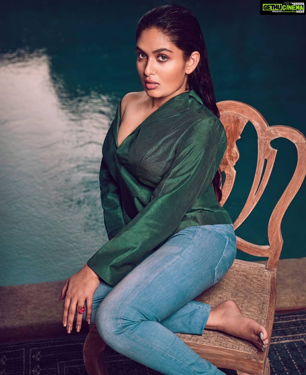 Prayaga Martin Instagram - The line, is rather thin. The Team ♥️ @shanishaki Magic! @pallavidevika @_its_me_caroline @conlangclothing @oldharbourhotel @aghil_menon @sulfikarbeevi @thephoto_mechanic @jobyeldhophoto