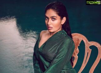 Prayaga Martin Instagram - The line, is rather thin. The Team ♥️ @shanishaki Magic! @pallavidevika @_its_me_caroline @conlangclothing @oldharbourhotel @aghil_menon @sulfikarbeevi @thephoto_mechanic @jobyeldhophoto